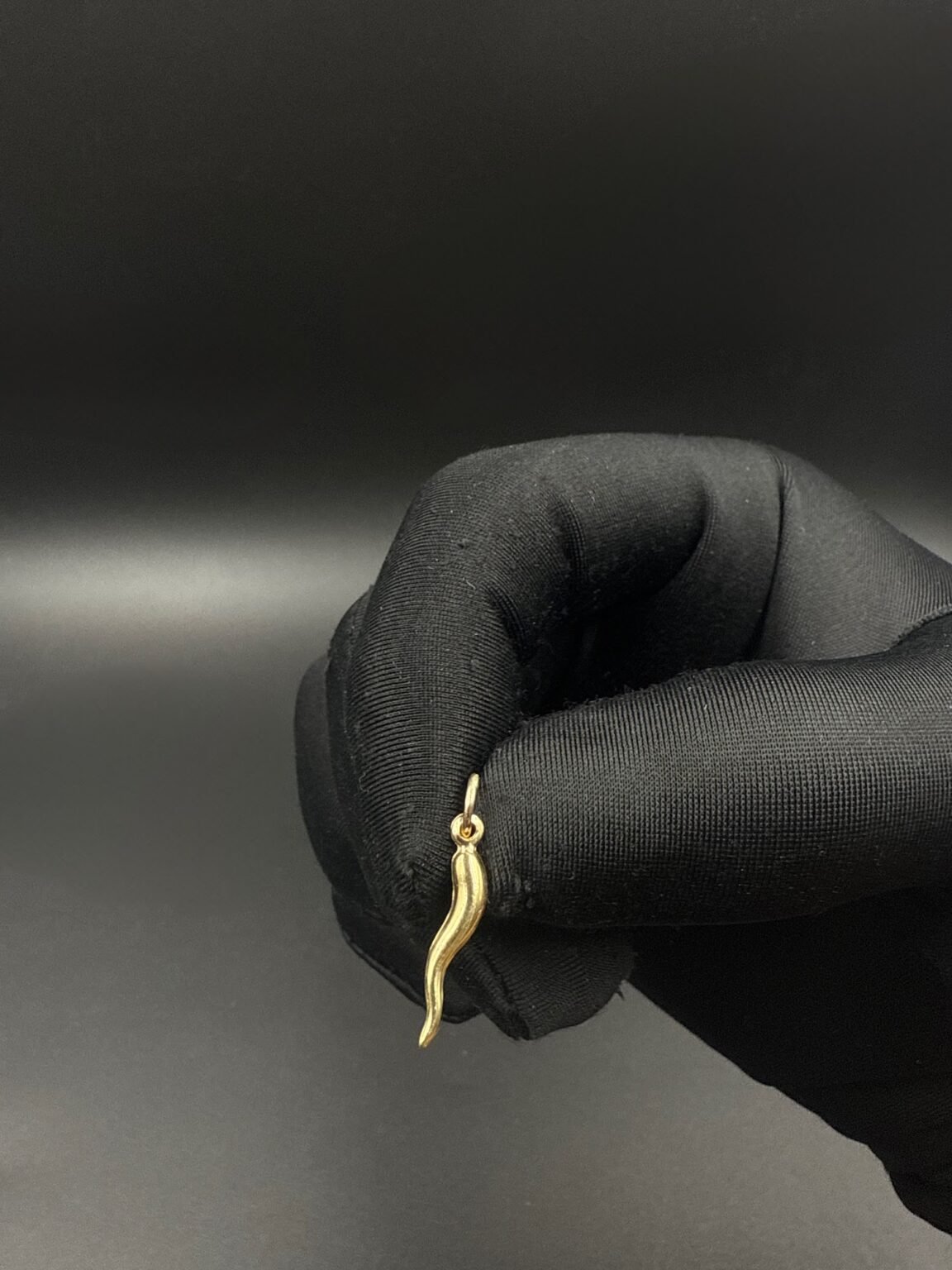 10k gold pepper pendant